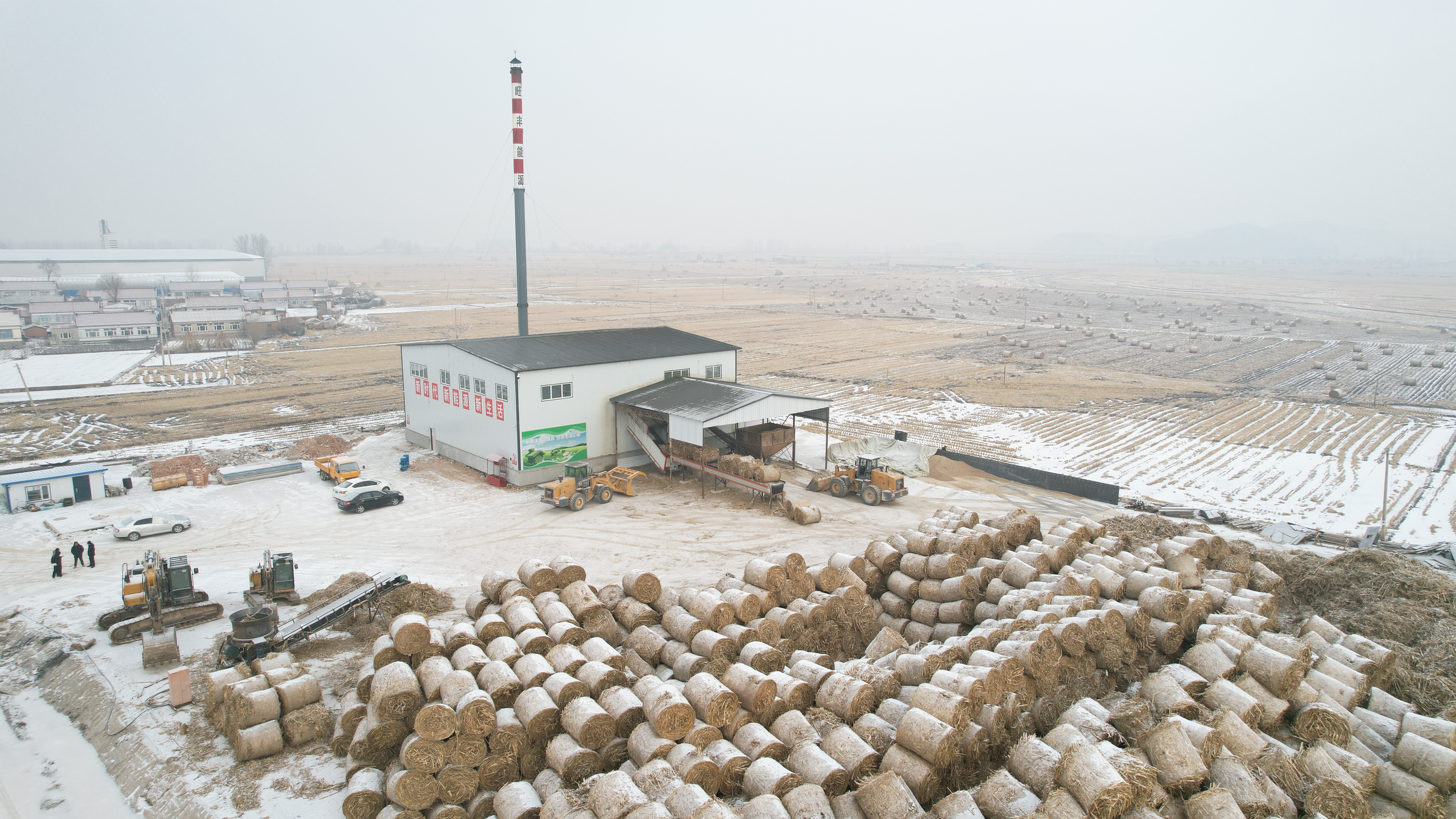 【中国乡村之声】秸秆打捆直燃锅炉集中供暖模式技术优点是什么？